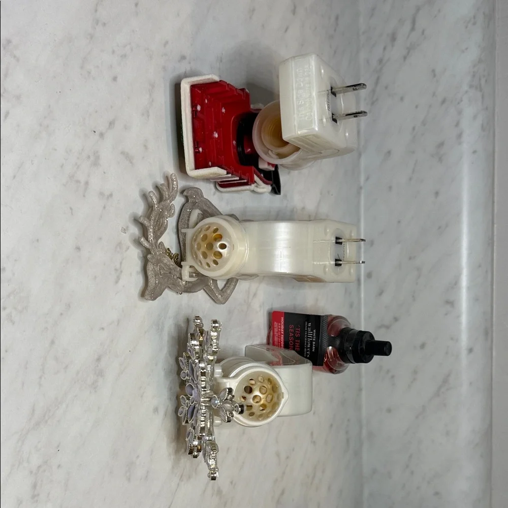 Bath & Body Works 5 Wall Plug In’s Christmas Lot & 1 Tis The Season - Picture 2 of 8
